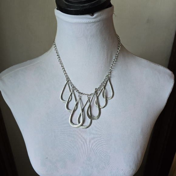 Necklace with multiple teardrop shaped pendants textured silver tone - Picture 2 of 10